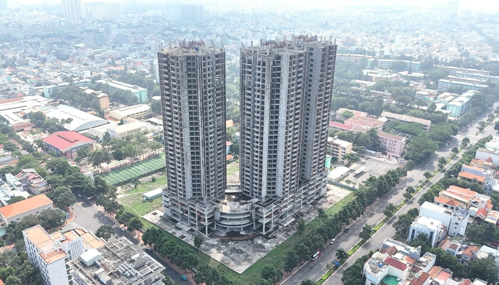 Thanh tra Chính phủ vào cuộc dự án tòa nhà chọc trời 33 tầng bỏ hoang 10 năm giữa lòng thành phố- Ảnh 1. Thanh tra Chính phủ vào cuộc dự án tòa nhà chọc trời 33 tầng bỏ hoang 10 năm giữa lòng thành phố- Ảnh 1.