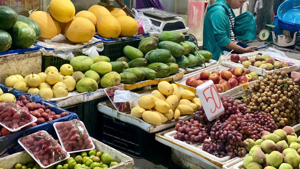Loại xoài vàng ươm, thơm nức 'gây sốt' thị trường hoa quả: Hình dáng lạ mắt, giá rẻ, xuất xứ gây tranh cãi
