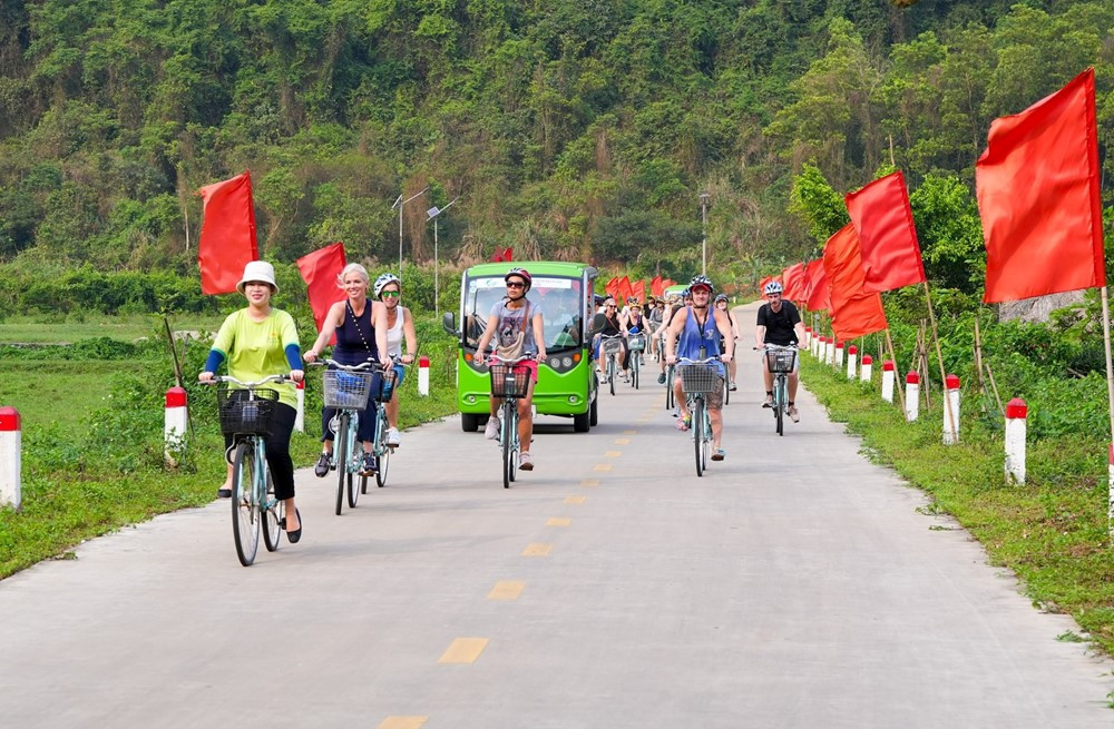 Hòn đảo nối đất liền bằng cầu vượt biển dài nhất Việt Nam, có ‘con đường nổi giữa biển’ đẹp như tranh vẽ - ảnh 5