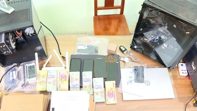 Bắt giữ 9 đối tượng, thu giữ 22 điện thoại, 8 máy tính cùng loạt ‘nhẫn kim cương, khóa xe sang' - ảnh 2