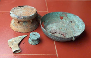 Đang làm vườn, lão nông Phú Thọ bất ngờ đào được loạt cổ vật quý, niên đại trên 2.500 năm