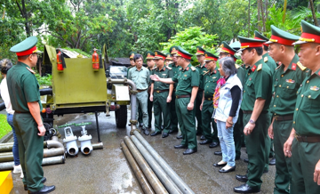 Gia đình Đại tướng Võ Nguyên Giáp nhận món quà kỷ vật đặc biệt từ đơn vị thuộc Bộ Quốc phòng