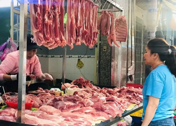 Giá thịt lợn giảm ‘không phanh’