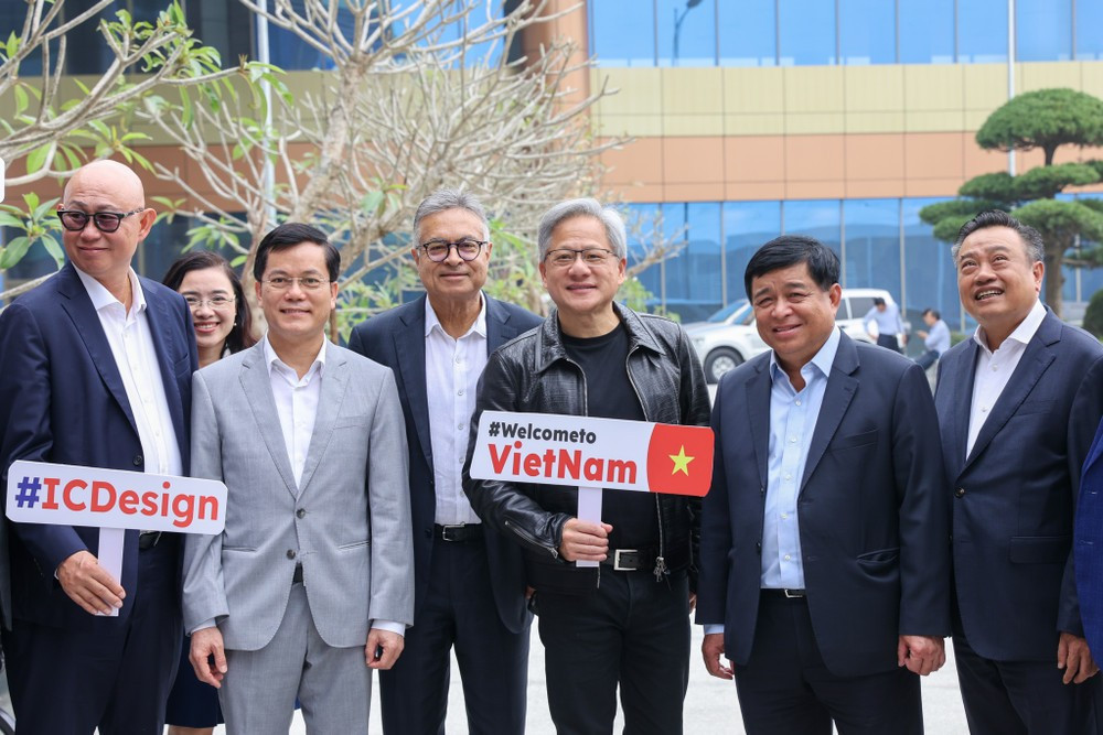 Ông Jensen Huang - CEO NVIDIA - đã 2 lần quay lại Việt Nam trong vòng 1 năm, Việt Nam hợp tác Nvidia mở hai trung tâm nghiên cứu và dữ liệu AI. chu-tich-nvidia-8-1774.jpg