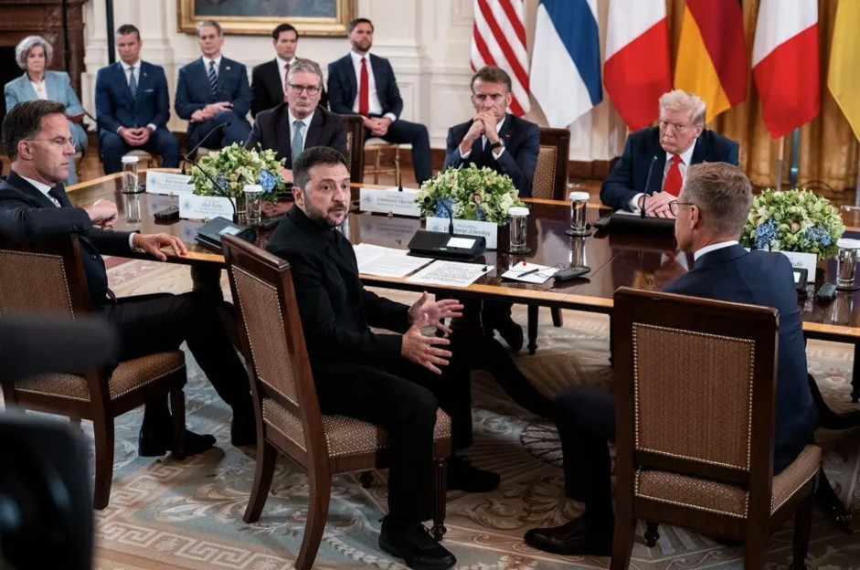 Tổng thống Ukraine Zelensky mặc vest đen trong cuộc gặp Tổng thống Mỹ Trump tại Nhà Trắng. (Ảnh: Reuters) zelensky.jpg
