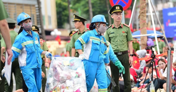 Công nhân vệ sinh môi trường âm thầm góp sức cho ngày hội lớn