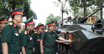 Kiểm tra xe, pháo quân sự trước giờ tổng hợp luyện tại Quảng trường Ba Đình
