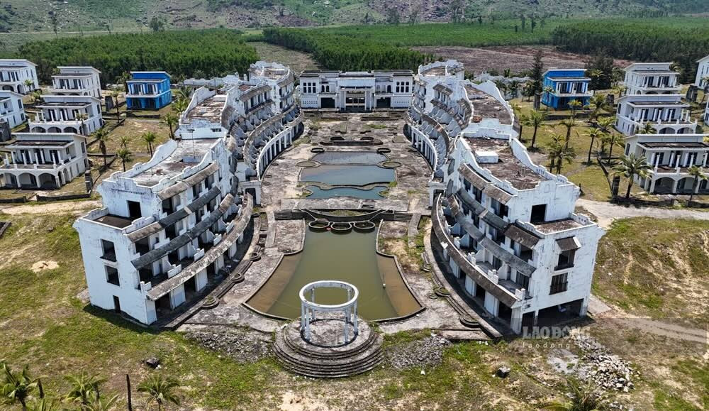 Cảnh hoang tàn, nhếch nhác tại khu nghỉ dưỡng gần nghìn tỷ bỏ hoang nhiều năm dọc vịnh biển đẹp nhất thế giới- Ảnh 1. Cảnh hoang tàn, nhếch nhác tại khu nghỉ dưỡng gần nghìn tỷ bỏ hoang nhiều năm dọc vịnh biển đẹp nhất thế giới- Ảnh 1.