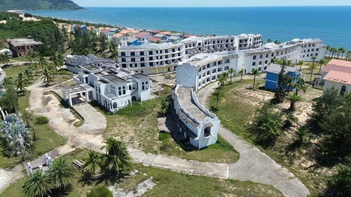 Cảnh hoang tàn, nhếch nhác tại khu nghỉ dưỡng gần nghìn tỷ bỏ hoang nhiều năm dọc vịnh biển đẹp nhất thế giới- Ảnh 3. Cảnh hoang tàn, nhếch nhác tại khu nghỉ dưỡng gần nghìn tỷ bỏ hoang nhiều năm dọc vịnh biển đẹp nhất thế giới- Ảnh 3.