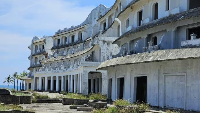 Cảnh hoang tàn, nhếch nhác tại khu nghỉ dưỡng gần nghìn tỷ bỏ hoang nhiều năm dọc vịnh biển đẹp nhất thế giới- Ảnh 4. Cảnh hoang tàn, nhếch nhác tại khu nghỉ dưỡng gần nghìn tỷ bỏ hoang nhiều năm dọc vịnh biển đẹp nhất thế giới- Ảnh 4.
