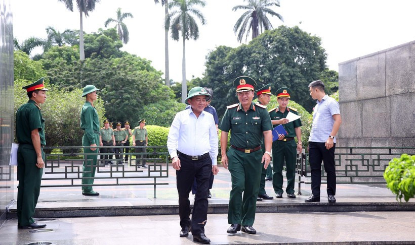 Thường trực Ban Bí thư Trần Cẩm Tú kiểm tra công tác chuẩn bị Lễ kỷ niệm 80 năm Cách mạng tháng Tám thành công và Quốc khánh tại khu vực Lăng Chủ tịch Hồ Chí Minh, Quảng trường Ba Đình. Ảnh: TTXVN. tienphong-208mrtu.jpg