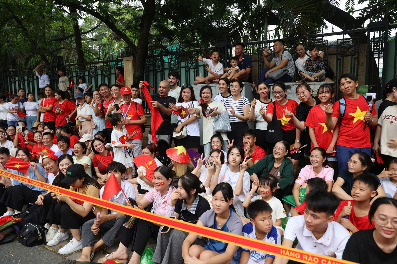 Người dân theo dõi Tổng hợp luyện lần 1 Lễ kỷ niệm. nguoi-dan.jpg