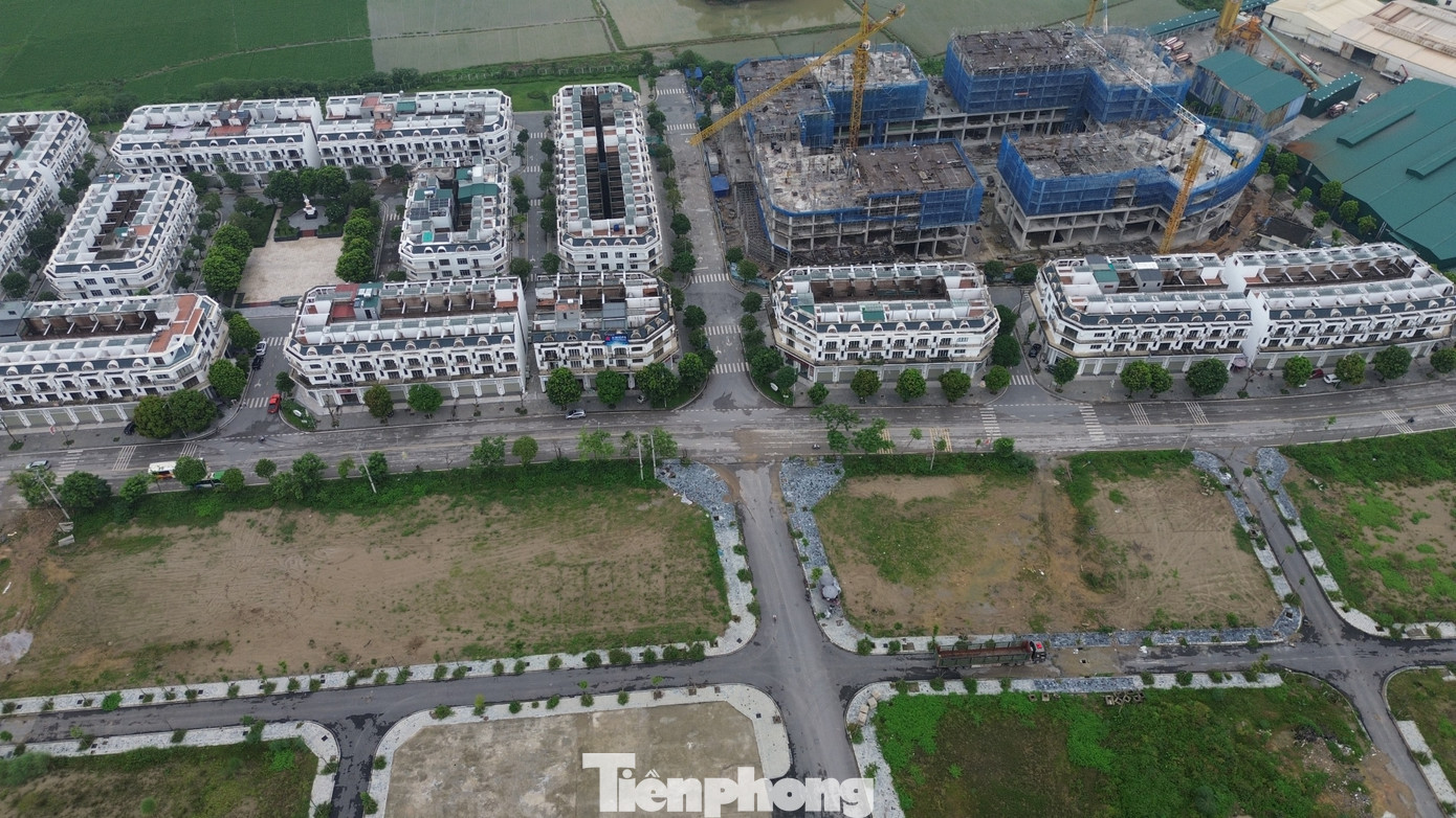 Liên quan đến dự án nhà ở xã hội (NƠXH) Uy Nỗ (xã Đông Anh, Hà Nội), ngày 21/8, trao đổi với PV Tiền Phong, thượng tá Nguyễn Văn Dũng, Phó Giám đốc Ban Quản lý dự án (Tổng Công ty 319, Bộ Quốc phòng- Chủ đầu tư dự án) cho biết: Dự kiến, chủ đầu tư sẽ nhận hồ sơ mua, thuê mua NƠXH Uy Nỗ trong quý 4/2025. tp-1.jpg