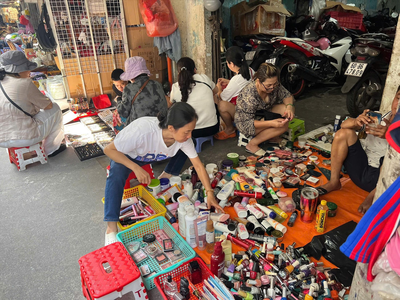 Những quầy hàng mỹ phẩm trên bạt nhựa bày bán đủ các loại mỹ phẩm “hiệu” giá bèo. Ảnh: U.P 3-1.jpg