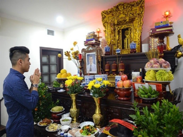 Bài văn khấn ngày mùng 1 tháng 7 âm lịch khấn thổ công các vị thần và gia tiên đầy đủ, chuẩn phong tục