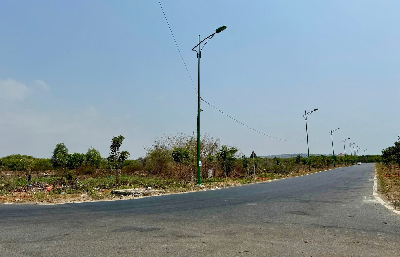 Theo ông Phan Đức Thanh - đại diện Ban Quản lý dự án đầu tư xây dựng số 2 (chủ đầu tư), công tác đền bù, giải phóng mặt bằng dự án tại Khu dân cư Hùng Vương giai đoạn II (phường Phú Thủy) với diện tích hơn 43ha, liên quan 124 hồ sơ. Đến nay đã có quyết định bồi thường cho 109 hồ sơ (hơn 33ha), số còn lại đang được tiếp tục thỏa thuận. img-7141.jpg