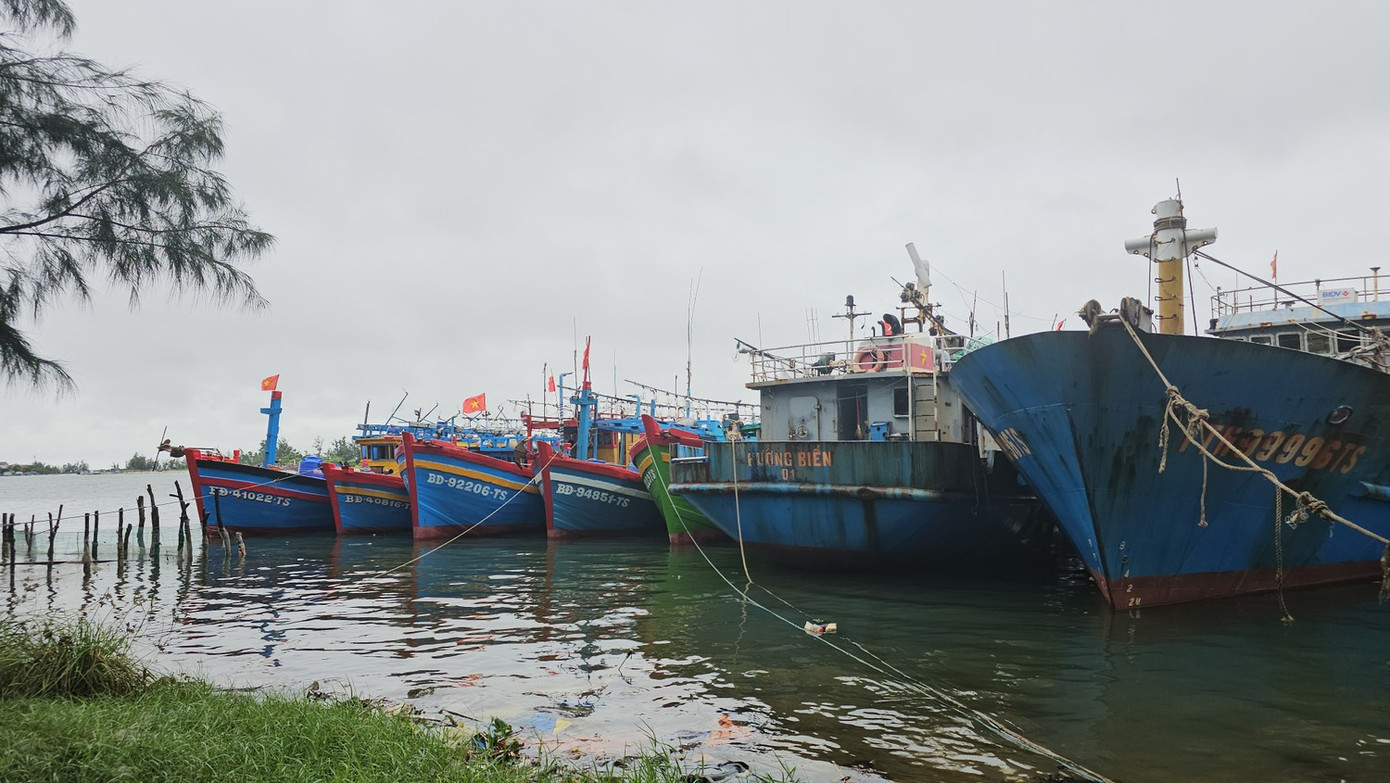Chủ tịch UBND TP Huế yêu cầu các lực lượng chức năng khẩn trương kêu gọi tàu thuyền trên địa bàn vào bờ tránh bão số 5 trước 19h tối nay. tau-thuyen-tranh-bao-hue-2025.jpg