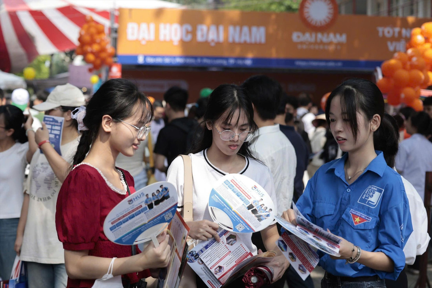Thí sinh lựa chọn nguyện vọng xét tuyển ÐH năm 2025. Ảnh: NHƯ Ý thi-sinh-1.jpg