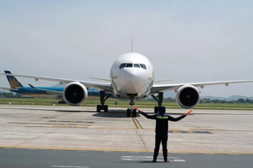 Hủy hàng loạt chuyến bay tránh bão