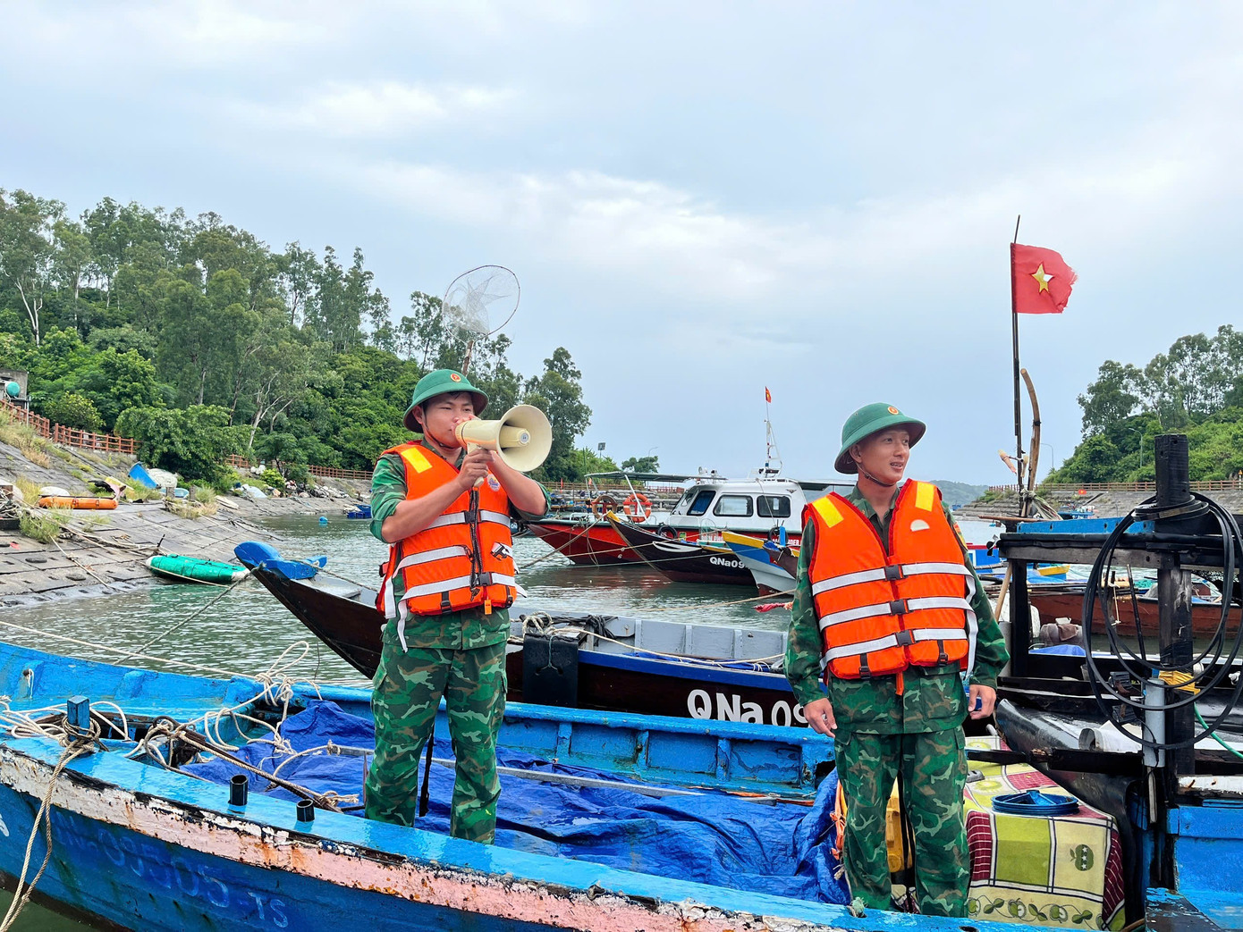 Bộ đội biên phòng Cù Lao Chàm tuyên truyền, hướng dẫn ngư dân neo đậu tàu thuyền tại Âu thuyền Cù Lao Chàm. keu-goi-tau-thuyen-vao-tranh-tru.jpg