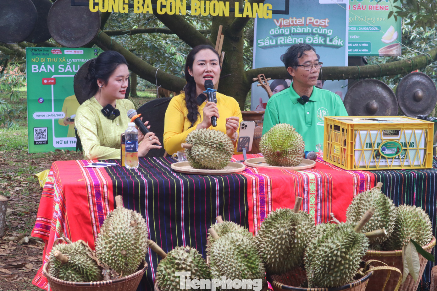 Ngày 24/8, bà Ngô Thị Minh Trinh - Bí thư Đảng ủy xã Ea Knuếc, tỉnh Đắk Lắk (giữa) - cùng bà con nông dân tổ chức livestream giới thiệu và bán sầu riêng. tp-89.jpg