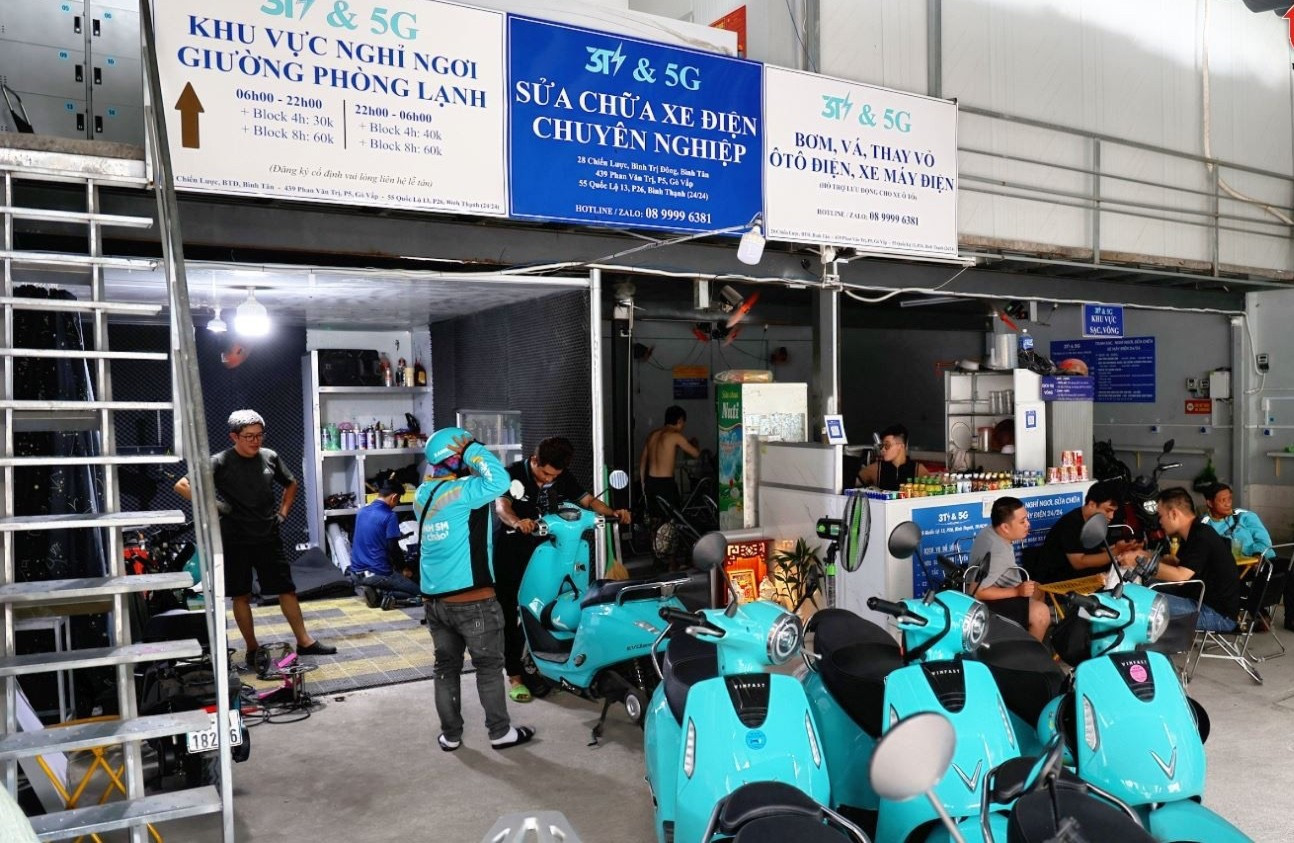 Mô hình quán cà phê nghỉ ngơi kết hợp với trạm sạc đang được nhiều tài xế công nghệ lựa chọn. Ảnh: Lưu Niệm. tramsac3-1756.jpg