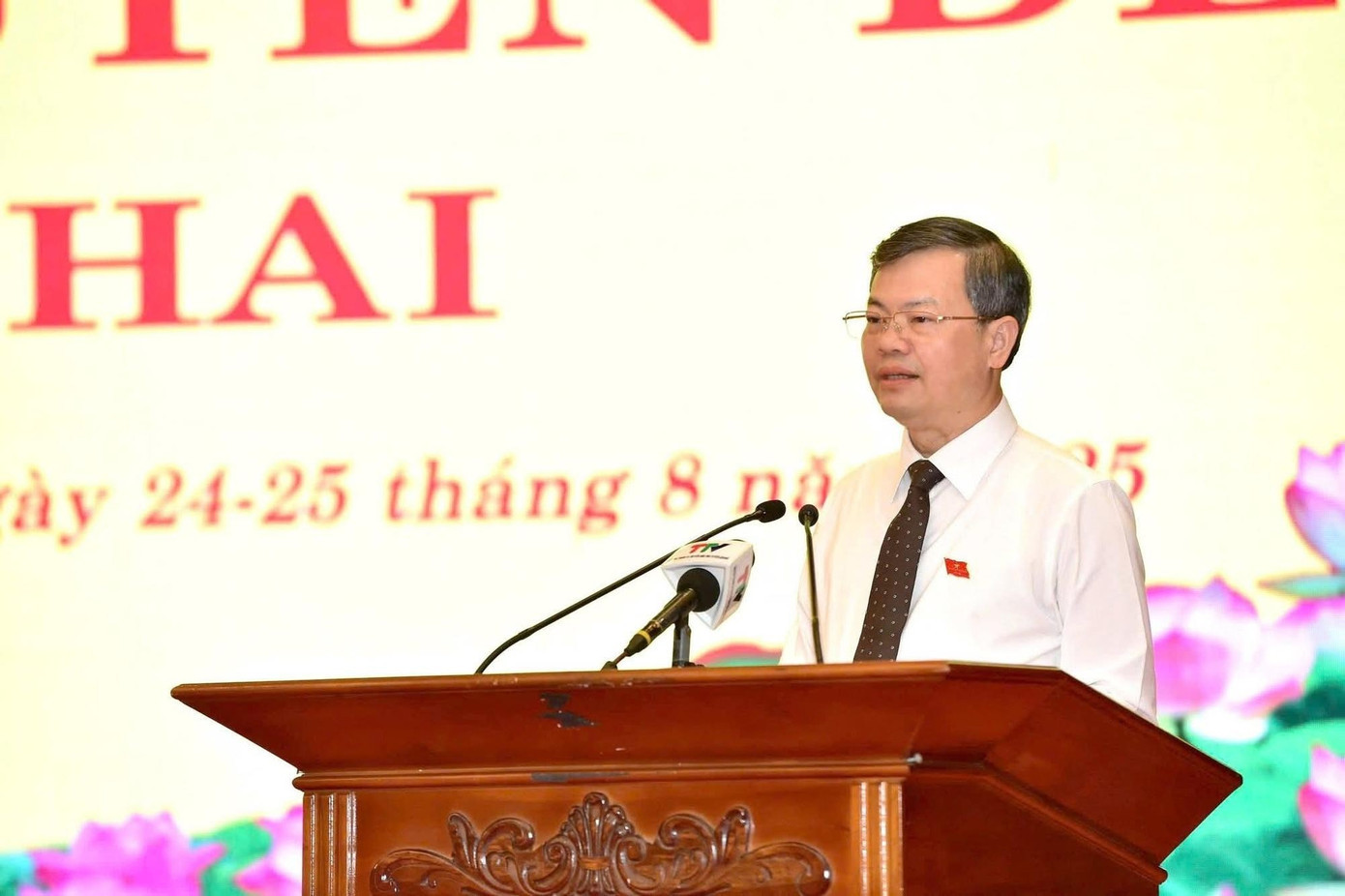 Ông Nguyễn Văn Sơn - Chủ tịch HĐND tỉnh Tuyên Quang phát biểu tại kỳ họp. Ảnh: Nguyễn Ánh. 7105.jpg