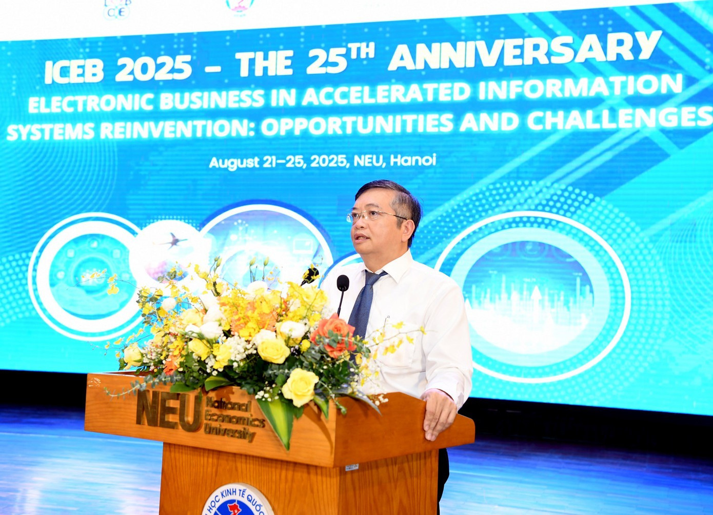 PGS, TS. Tạ Văn Lợi - Hiệu trưởng Trường Kinh doanh, Đại học Kinh tế Quốc dân phát biểu đề dẫn tại Hội thảo dsc-1973-copy.jpg