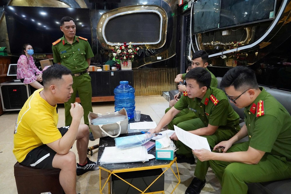 Quán karaoke bí mật xây dãy ký túc xá 'bao nuôi' 38 nhân viên nữ, có người dưới 16 tuổi - ảnh 2