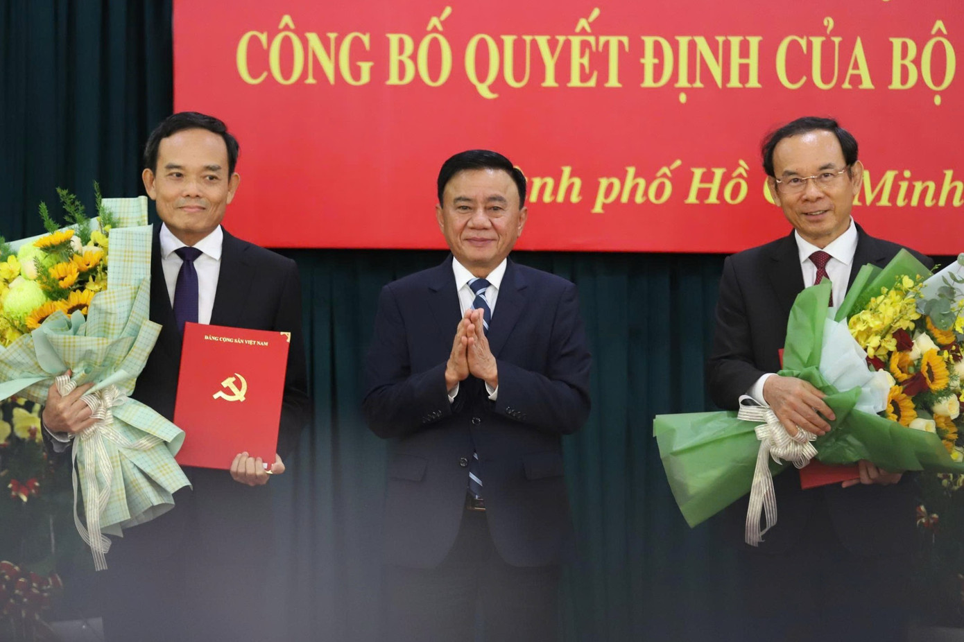 Thường trực Ban Bí thư Trần Cẩm Tú trao quyết định của Bộ Chính trị cho ông Nguyễn Văn Nên (phải) và ông Trần Lưu Quang. Ảnh: Ngô Tùng z6941424676980-dc66b0bf0fdda5dced4684d88586f381.jpg