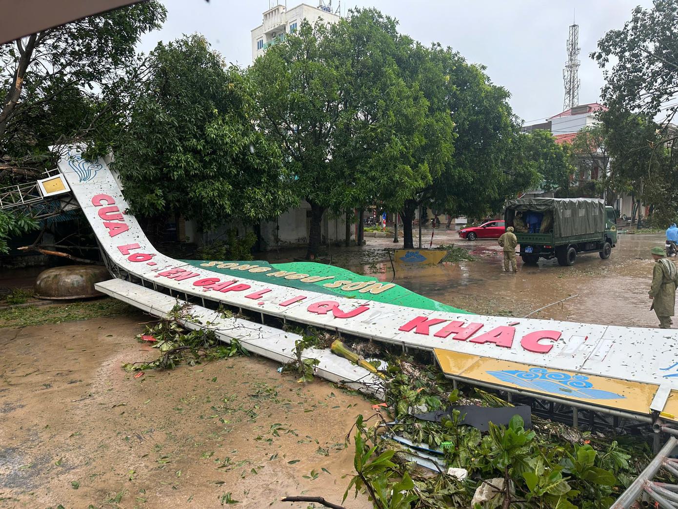 Bão số 5 gây thiệt hại lớn tại Nghệ An. 34437e1e8aad02f35bbc.jpg