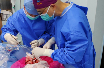 Lần đầu tiên thực hiện ghép phổi lợn cho người