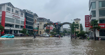 ‘Làng biệt thự triệu đô’ tiếp tục ngập nặng, chìm trong biển nước sau đêm mưa ròng rã