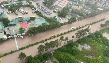 Mưa kéo dài, nhiều đường Hà Nội thành 'sông'