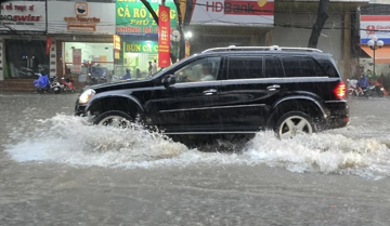 Những lưu ý khi lái xe qua vùng ngập nước