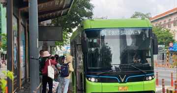 Xe buýt điện 'phủ sóng' TPHCM: Lộ trình, bài toán vốn và trạm sạc ra sao?
