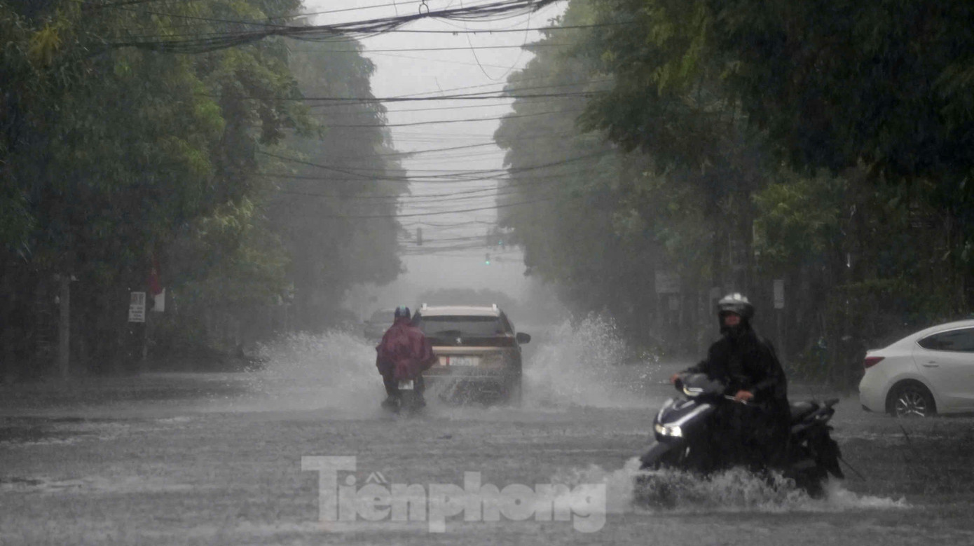 Đường tỉnh và quốc lộ từ Thanh Hóa đến Hà Tĩnh bị ngập lụt và sạt trượt ta luy ở nhiều vị trí. Ảnh: Thu Hiền 6f280965-e846-457a-8f0b-3f493463e632-1097.jpg