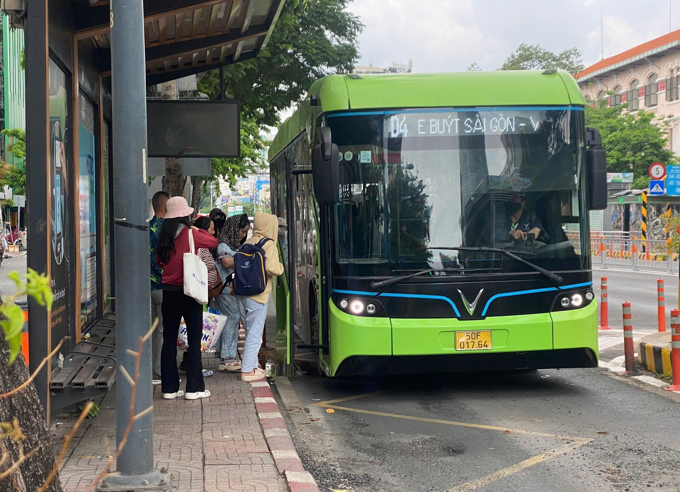 Xe buýt điện đón khách ở trung tâm TPHCM. Ảnh: Hữu Huy buyt-dien.jpg