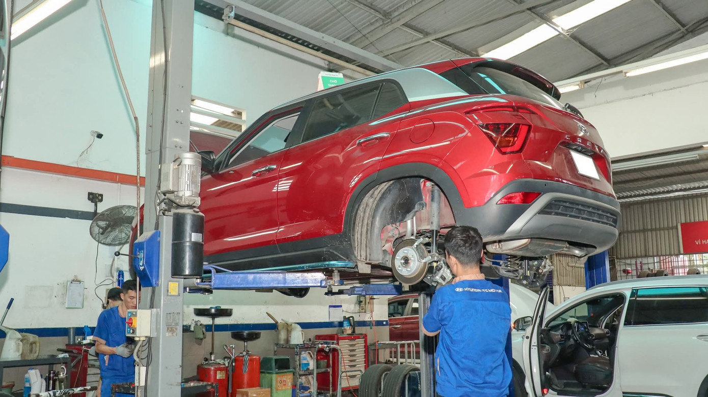 Nếu có điều kiện, tài xế nên đưa xe đến xưởng dịch vụ để kiểm tra tổng thể sau khi qua vùng ngập nước. kiem-tra-xe-o-xuong.jpg