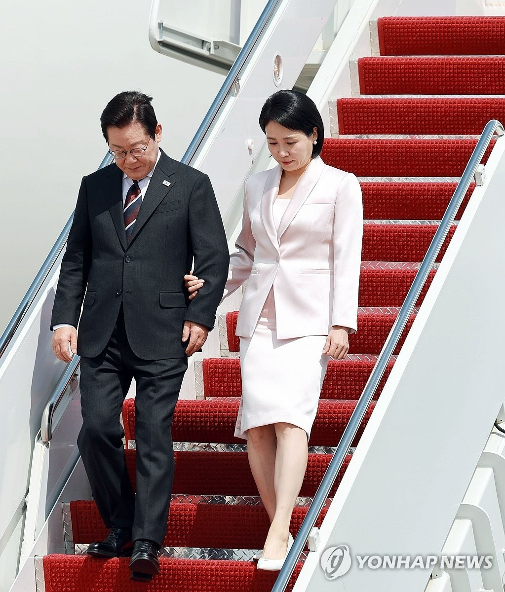Tổng thống Hàn Quốc Lee Jae Myung và phu nhân Kim Hea Kyung đến Mỹ. (Ảnh: Yonhap) pyh2025082500880031500-p4.jpg
