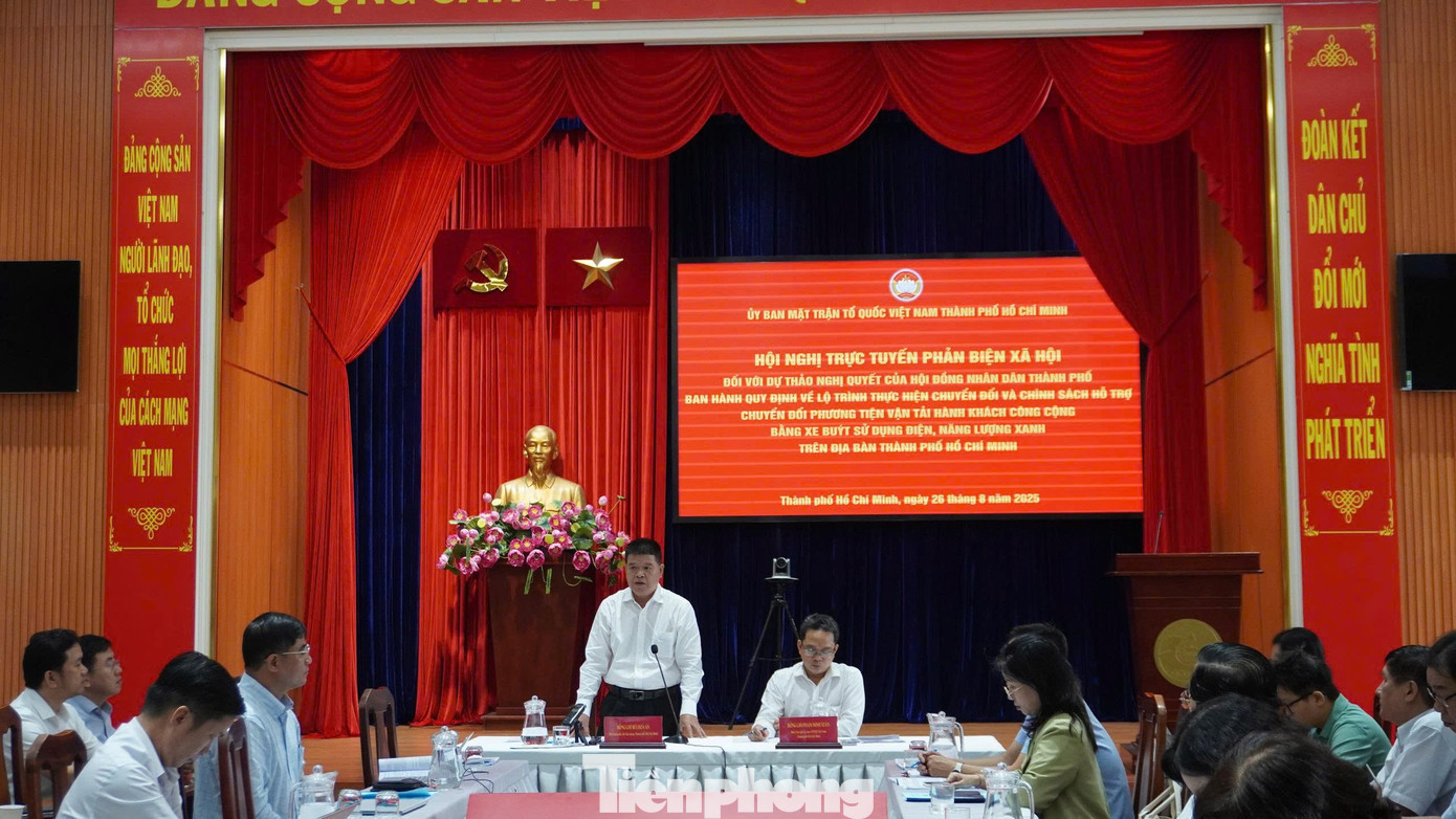 Ông Bùi Hòa An - Phó giám đốc Sở Xây dựng TPHCM trình bày tại hội nghị. Ảnh: Kim Cúc tp-quang-canh.jpg