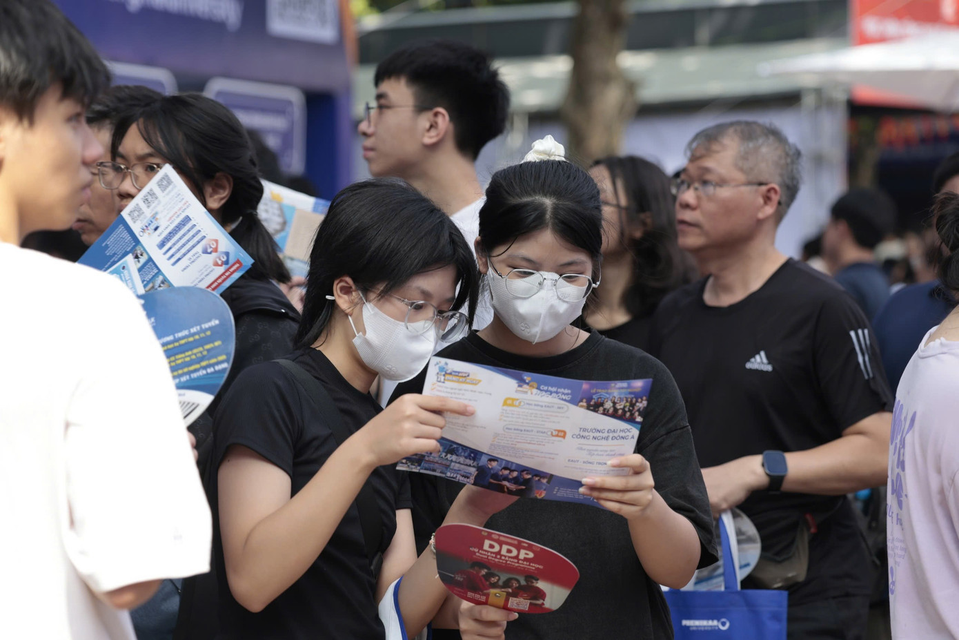 Thí sinh trúng tuyển trên cả nước bắt đầu xác nhận nhập học trên hệ thống chung của Bộ và trường trúng tuyển. z6819721751313-d579b6d44aa5fe931582cf0b06235431.jpg