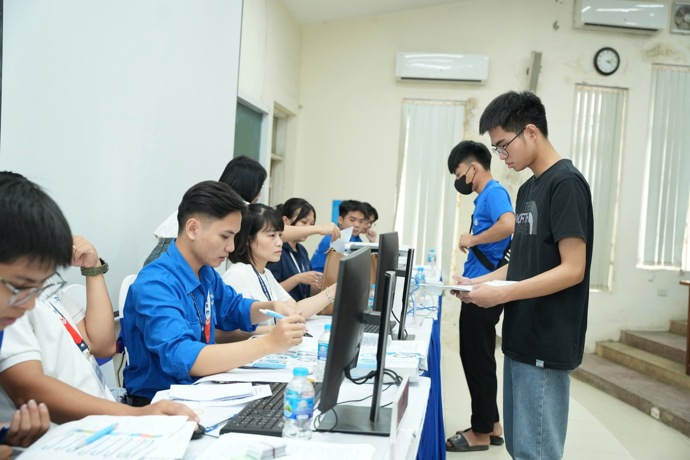 Tân sinh viên nhập học trực tiếp tại Trường Đại học Công nghệ (Đại học Quốc gia Hà Nội). z6939657013987-b652510b4050adc98422970de8a6cb7a.jpg
