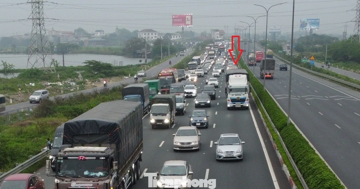 Chật kín người ngồi chờ sạc điện thoại ở trung tâm thương mại, chung cư