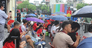 'Hốt bạc' nhờ bán nước, cho thuê ghế xem diễu binh, diễu hành