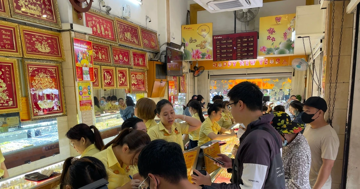 Người dân chen chân 'vét' sạch vàng giữa 'cơn bão' giá