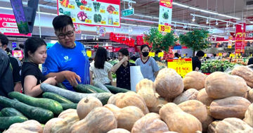 Tăng lương tối thiểu 7,2%: Cần giải pháp ngăn giá cả 'leo thang'