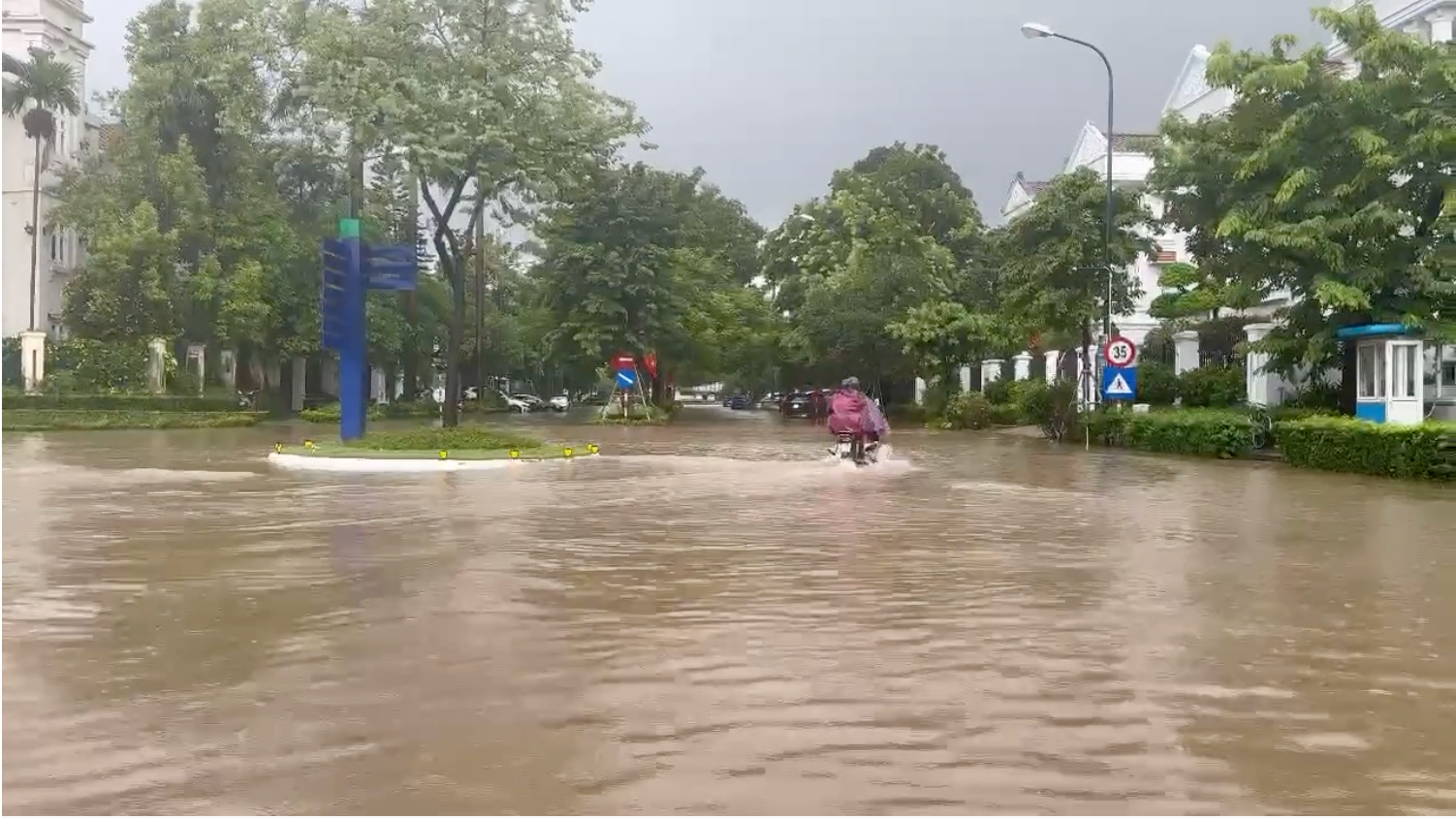 Khu đô thị ‘nhà giàu’ của Thủ đô ngập trong biển nước sau 2 ngày mưa ròng rã: Bất động sản chạm ngưỡng 450 triệu đồng/m2- Ảnh 2.