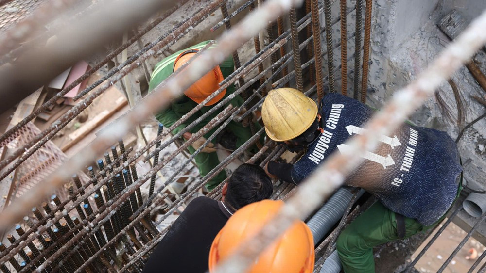 Huy động 250 công nhân làm ‘3 ca 4 kíp’, chạy nước rút hoàn thành cầu Phong Châu - ảnh 2