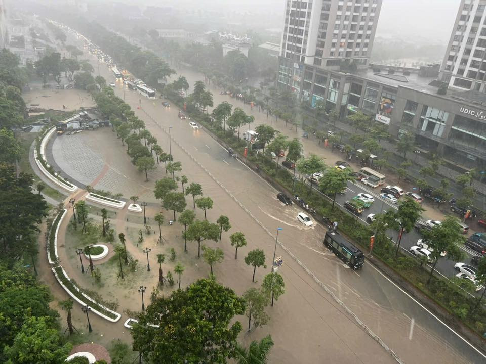 Khu đô thị ‘nhà giàu’ của Thủ đô ngập trong biển nước sau 2 ngày mưa ròng rã: Bất động sản chạm ngưỡng 450 triệu đồng/m2- Ảnh 1.